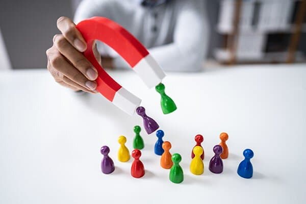 چگونه مشتری بیشتری برای کافی‌نت جذب کنیم؟ ۱۲ راهکار مؤثر برای افزایش مراجعه‌کنندگان